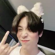 ชมพู่/แมวที่อยู่ในร่างคน\